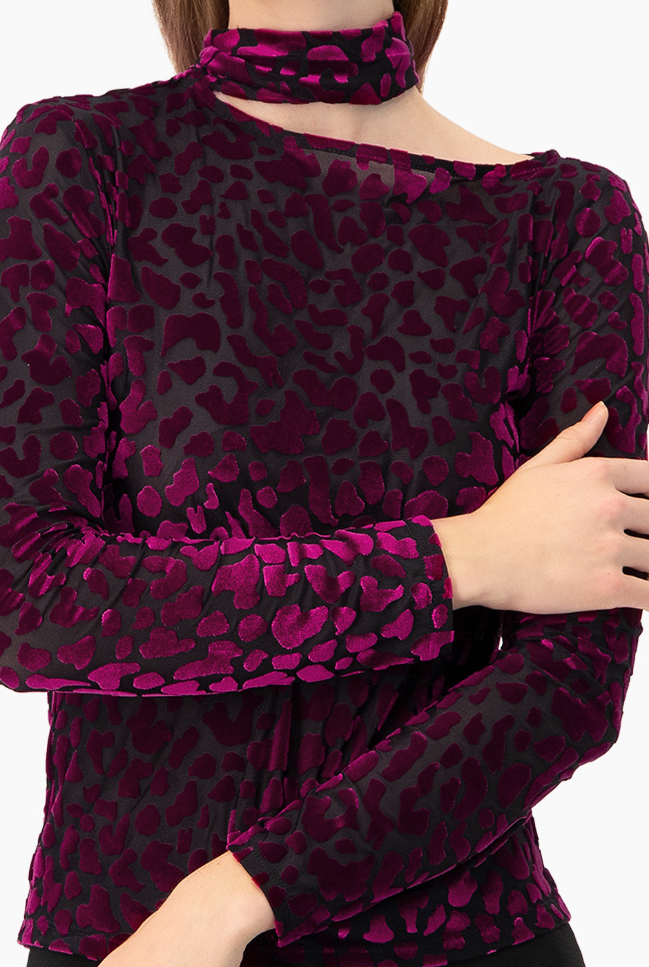 Blusa recta fucsia con estampado animal print y cuello alto