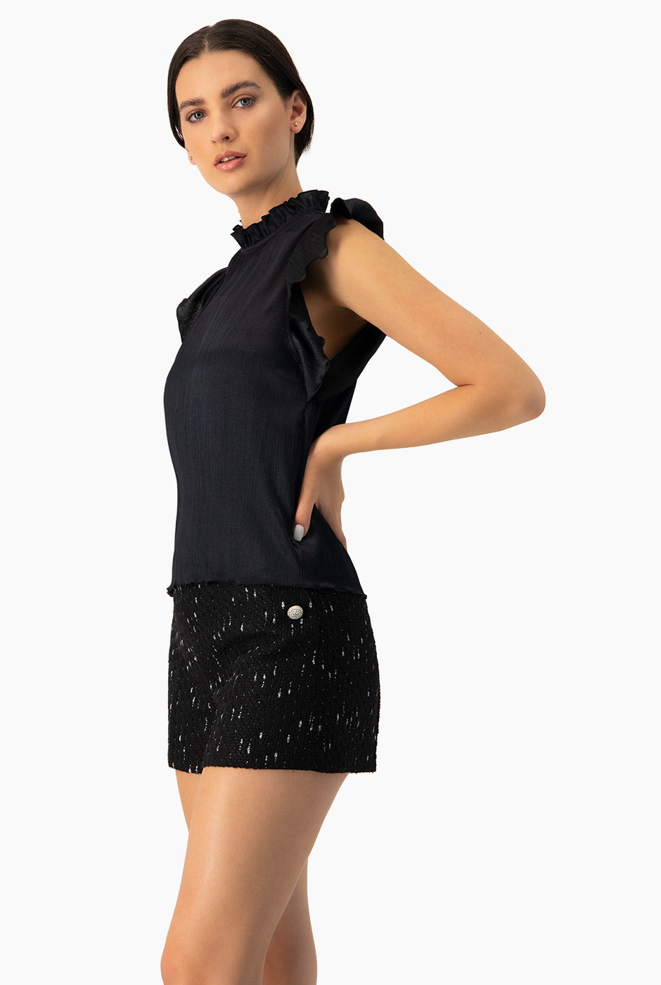 Blusa negra con volantes en los hombros