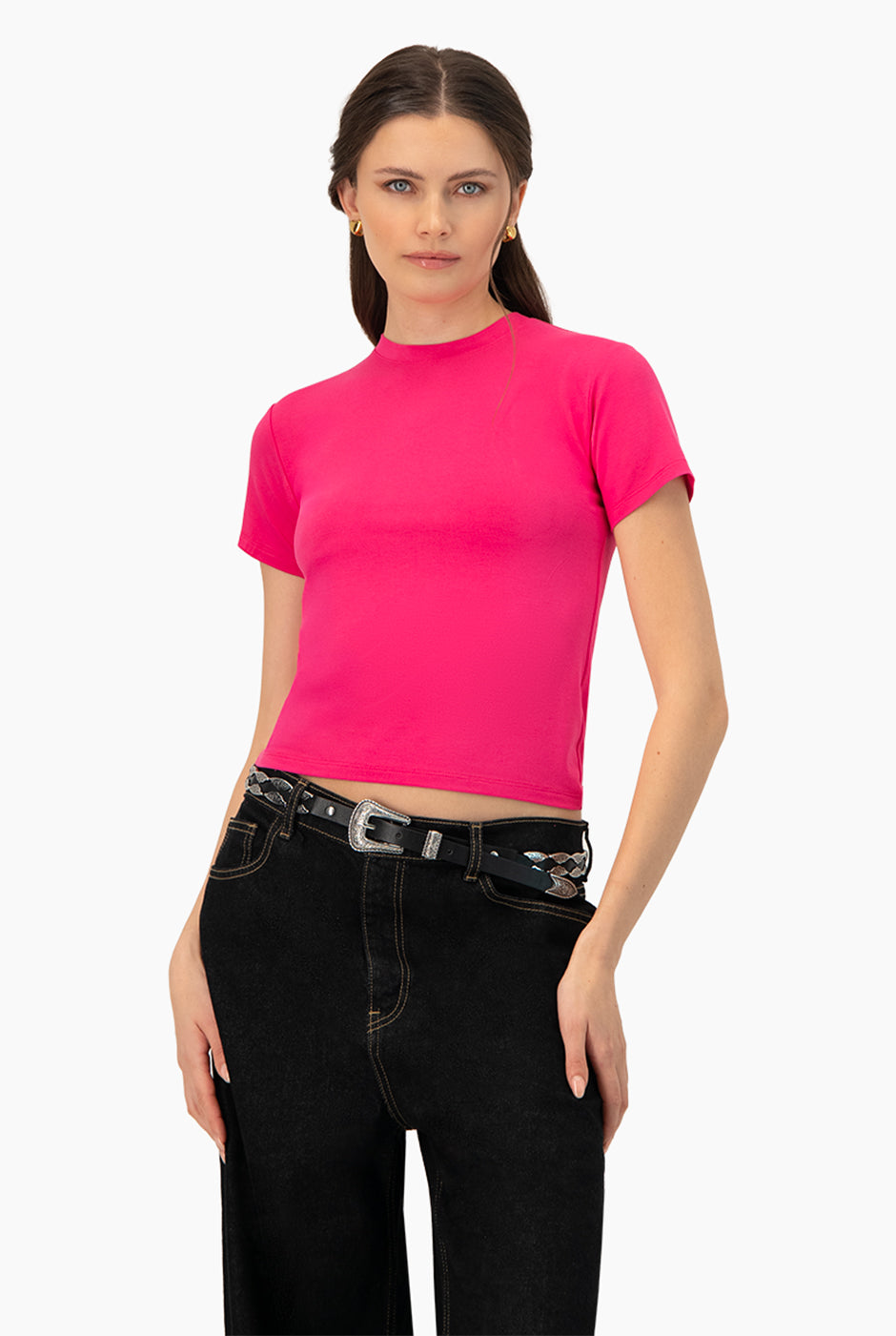 Playera básica fucsia de manga corta con silueta entallada