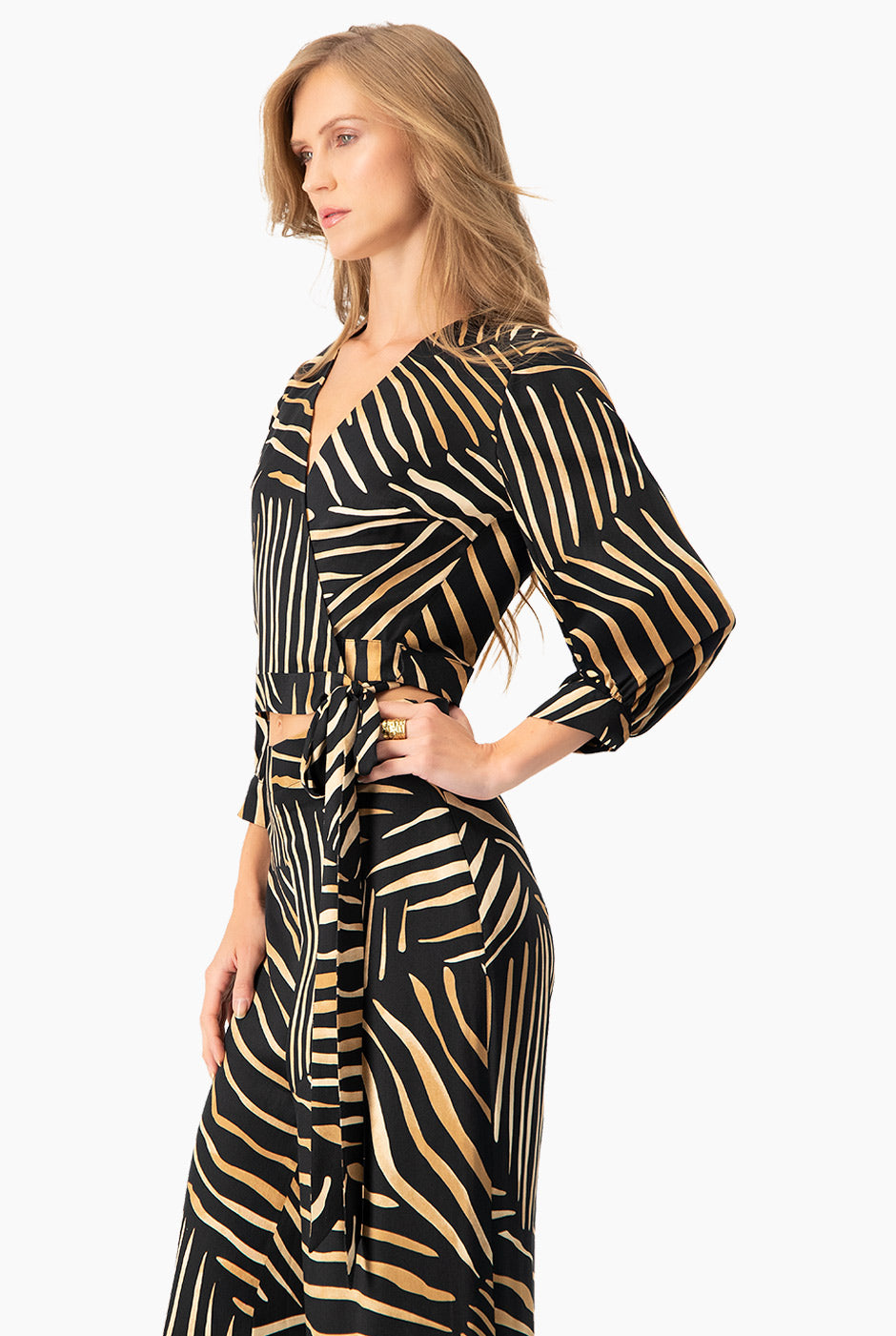 Blusa negra con estampado de líneas y escote en V