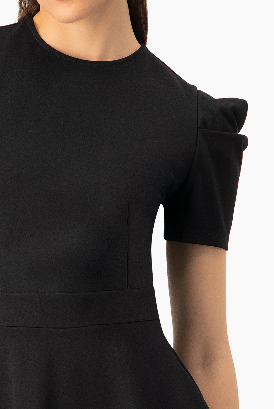 Blusa negra peplum de manga corta y cuello redondo