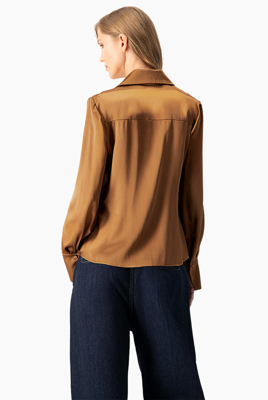 Blusa satinada café de manga larga con botones