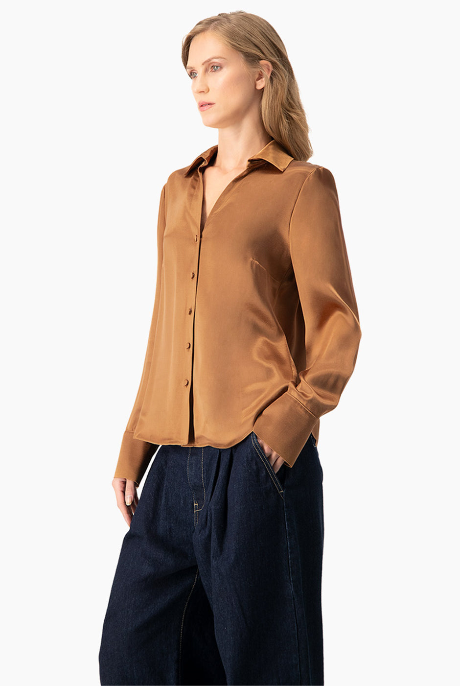 Blusa satinada café de manga larga con botones