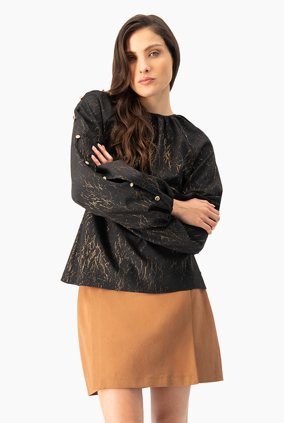 Blusa negra de manga larga con botones y estampado dorado