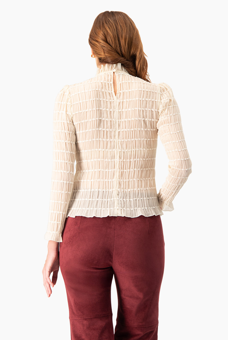 Blusa marfil con textura, manga larga y cuello alto