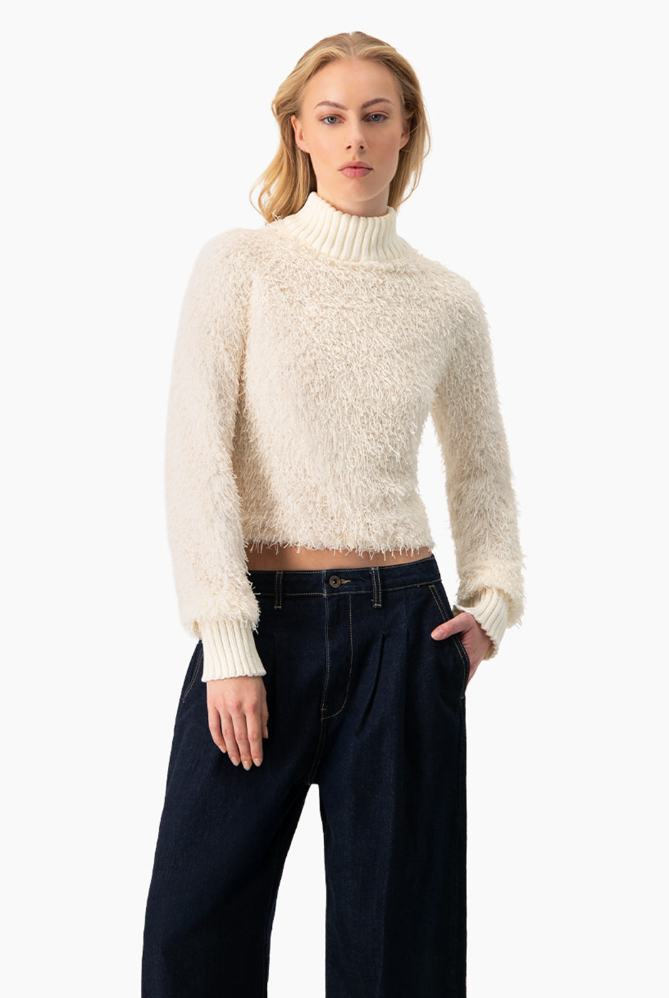 Blusa de flecos marfil, manga larga y cuello alto