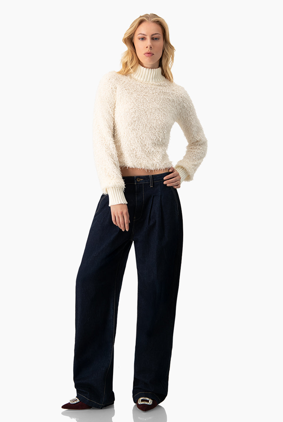 Blusa de flecos marfil, manga larga y cuello alto