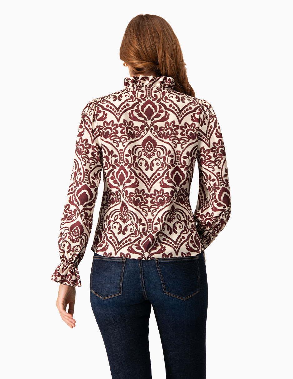 Blusa vino con estampado floral, cuello alto y escote en V