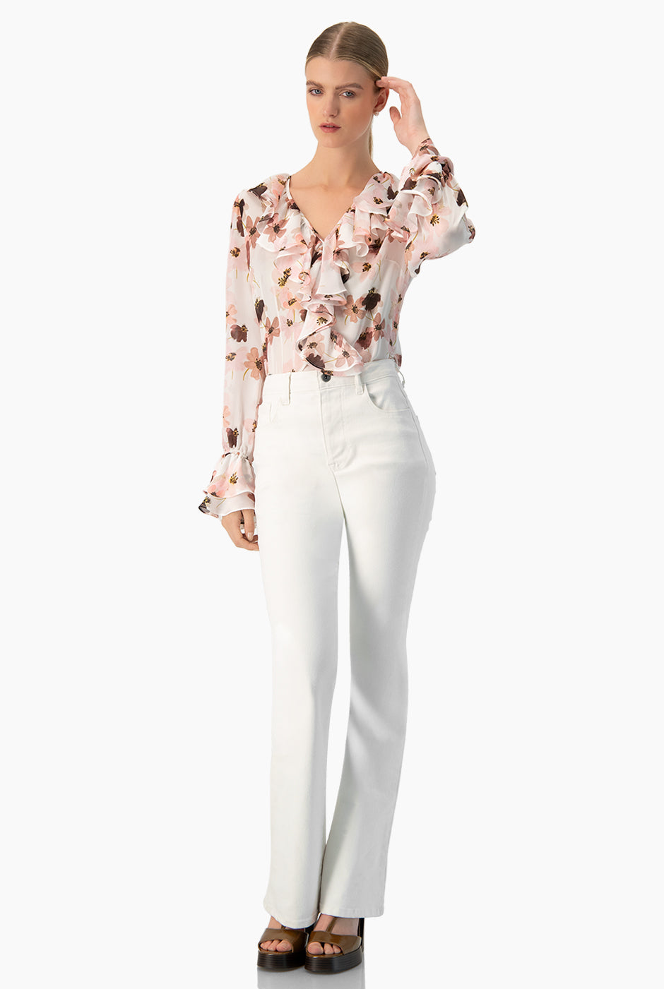 Blusa estampada multicolor con escote en V y olanes