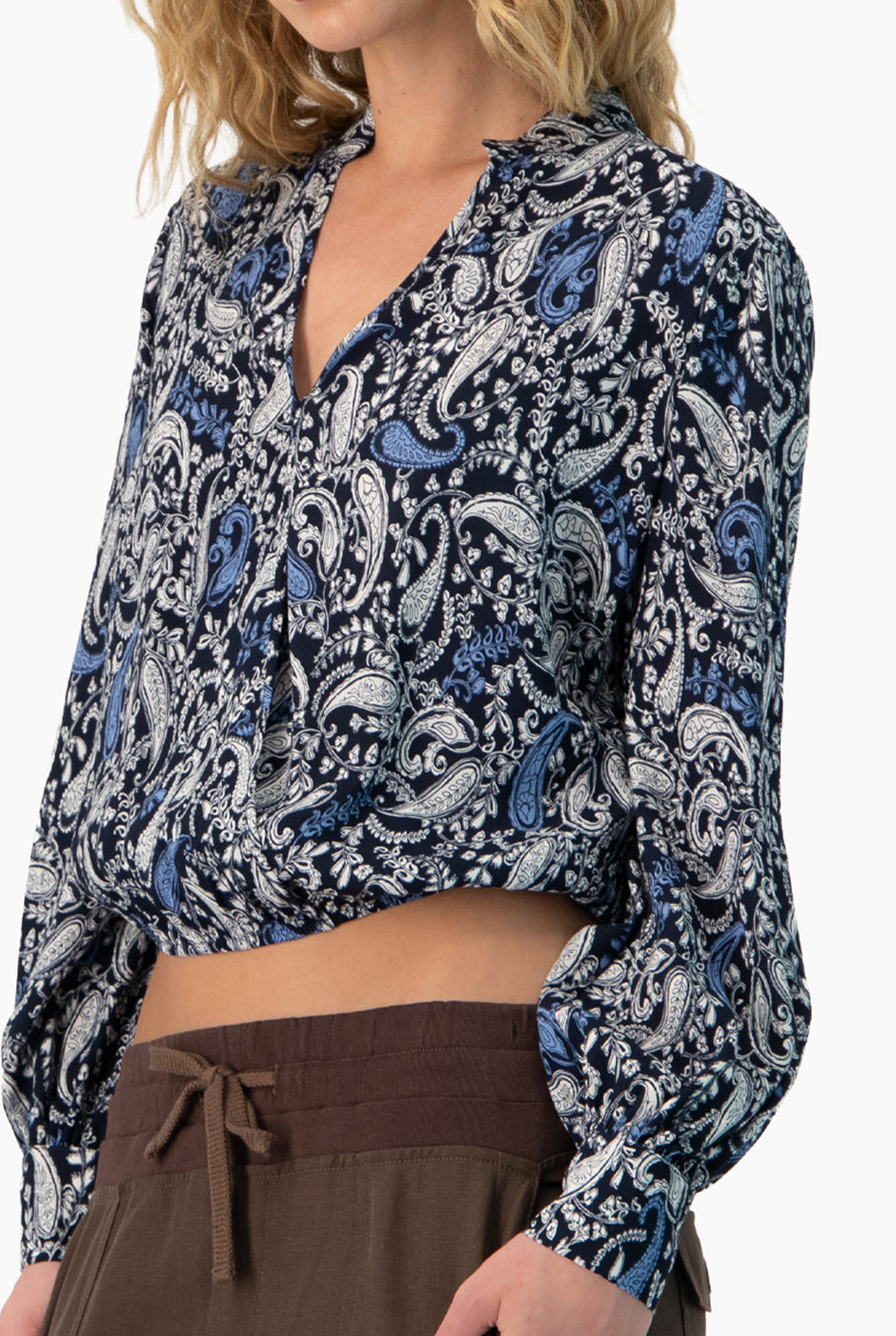 Blusa azul marino con estampado paisley y escote en V
