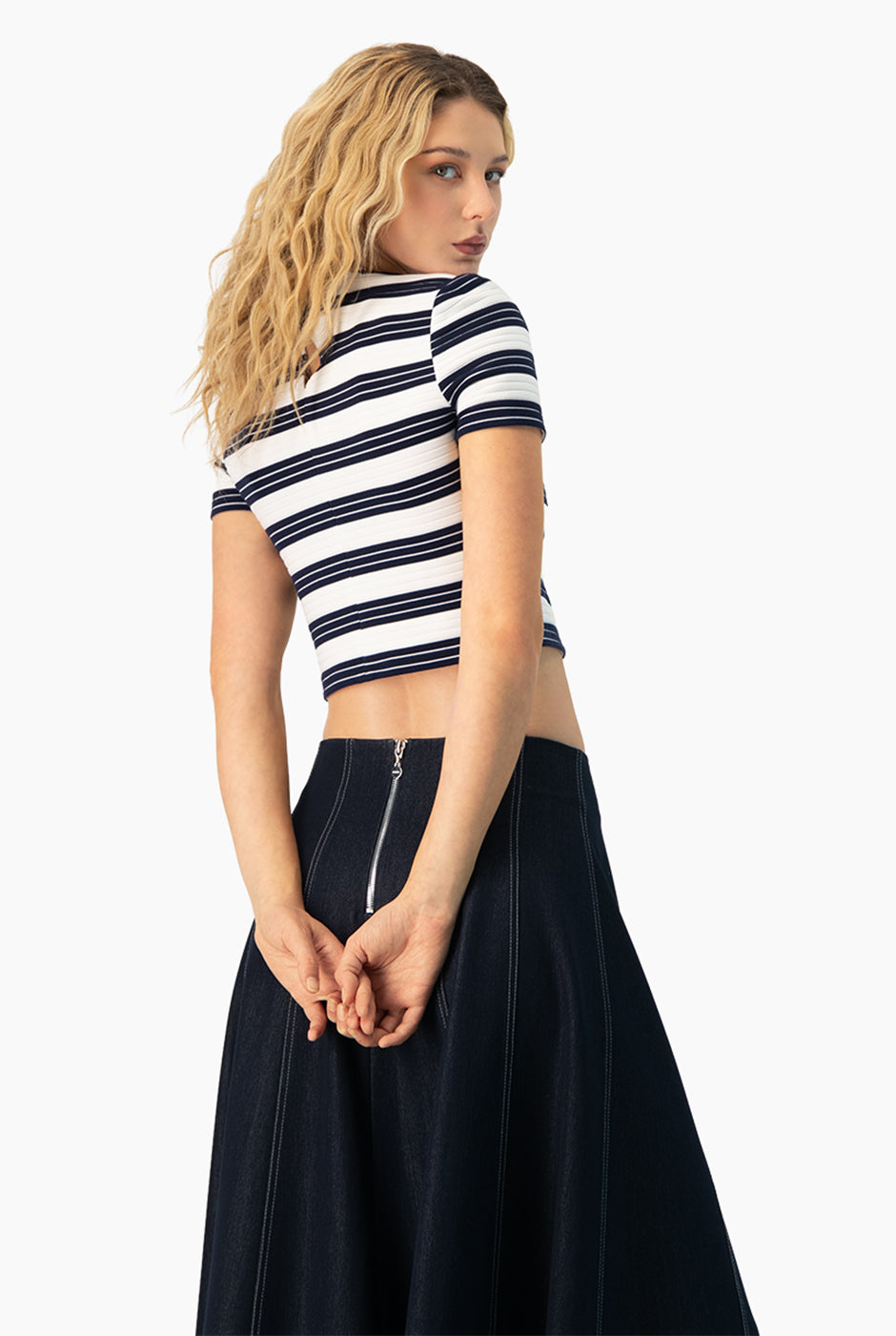 Blusa corta azul marino con estampado de rayas y cuello redondo