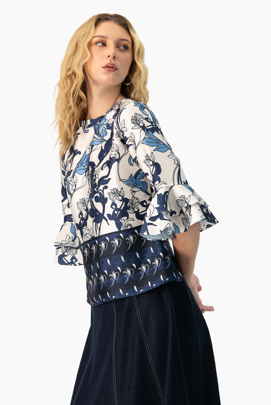 Blusa multicolor con mangas 3/4 y olanes, estampado floral