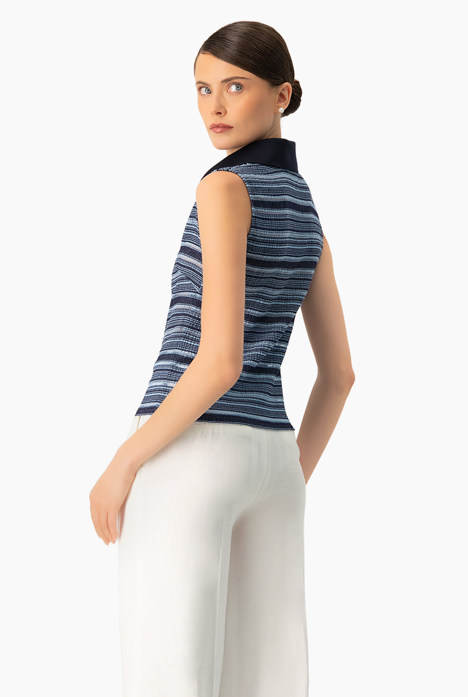 Blusa tejida azul sin mangas con cuello camisero y rayas horizontales