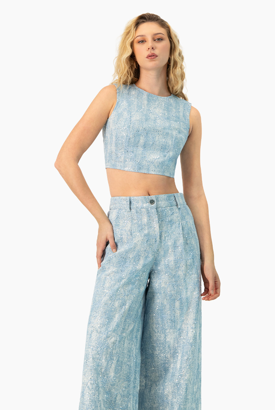 Top denim corto azul sin mangas con cierre trasero