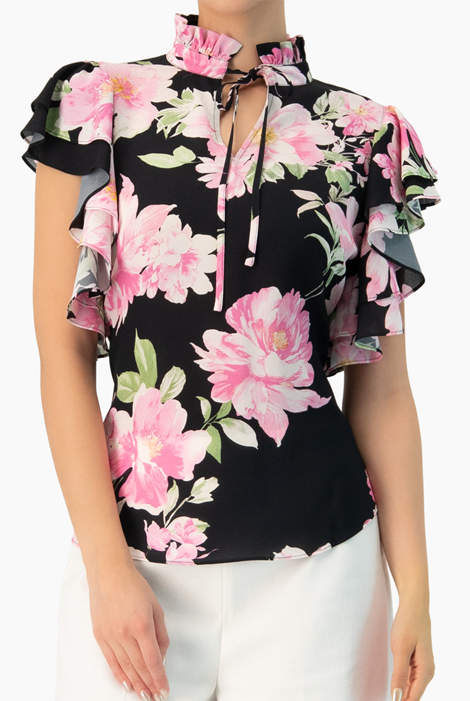 Blusa estampada floral con mangas volantes y cuello alto