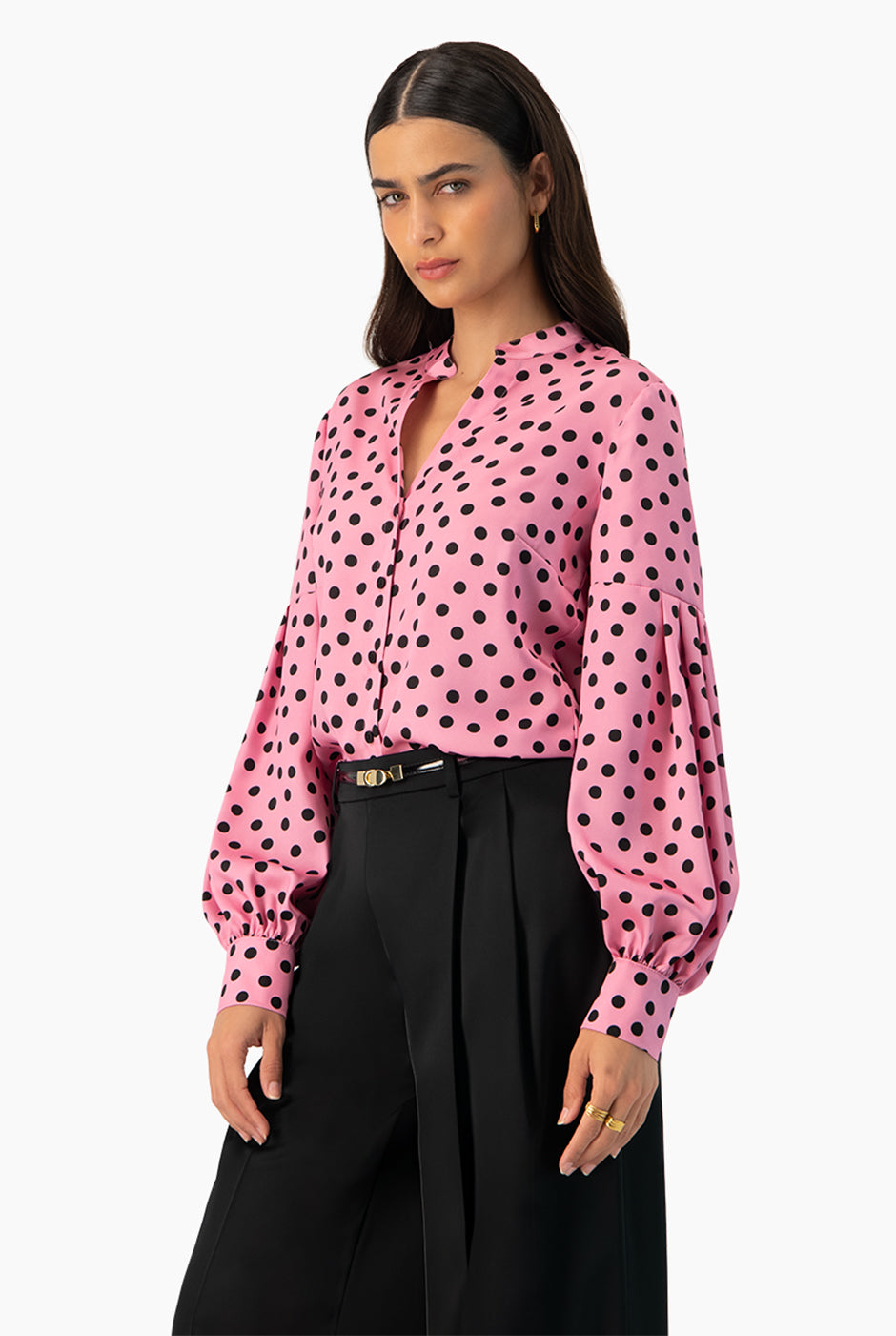 Blusa rosa de lunares con escote en V y cuello mao