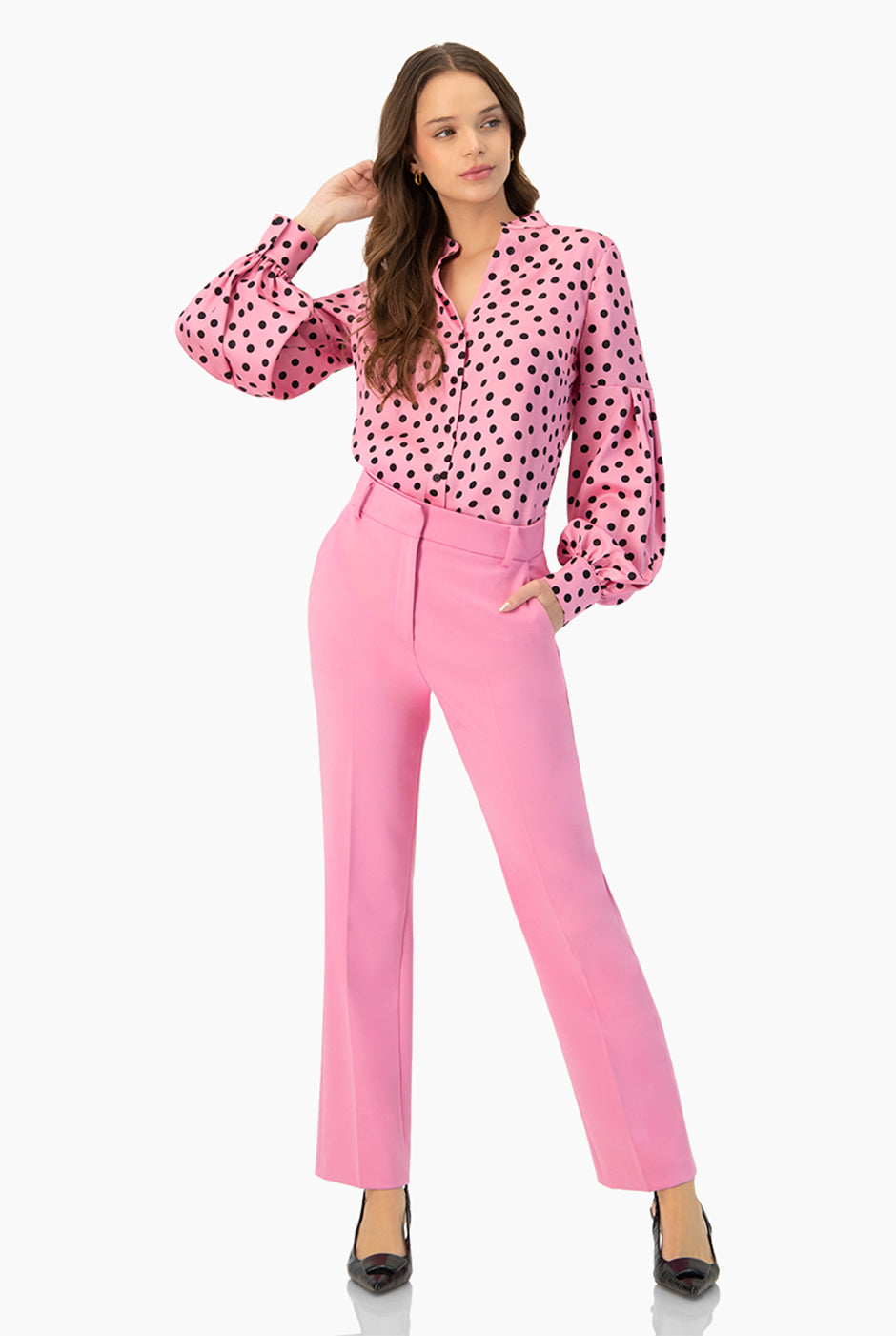 Blusa rosa de lunares con escote en V y cuello mao