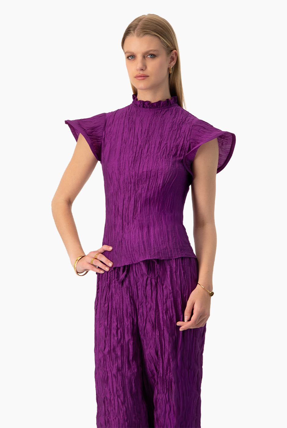 Blusa recta morada con textura plisada y cuello alto