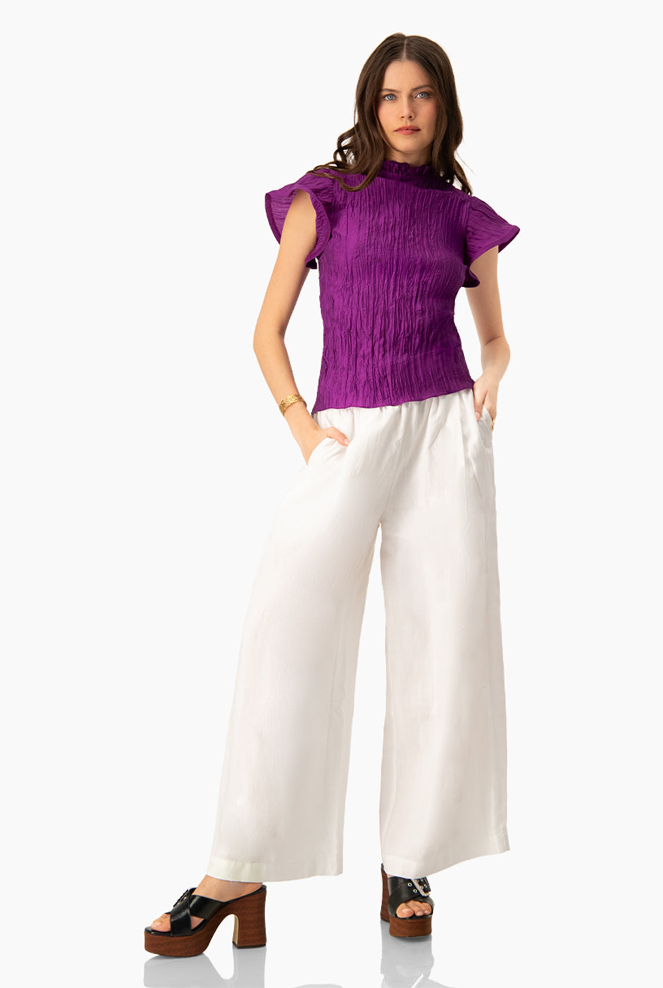 Blusa recta morada con textura plisada y cuello alto