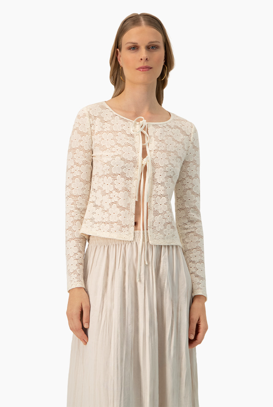 Blusa recta marfil tejida con lazos en el pecho
