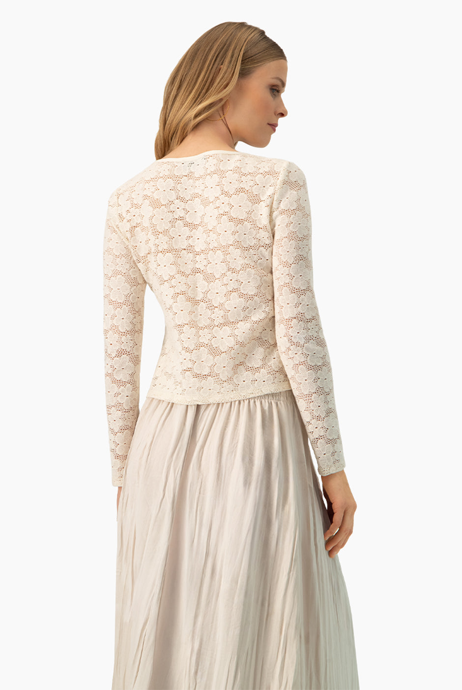 Blusa recta marfil tejida con lazos en el pecho