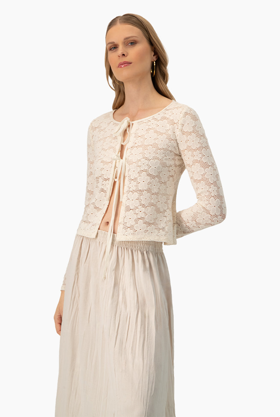Blusa recta marfil tejida con lazos en el pecho