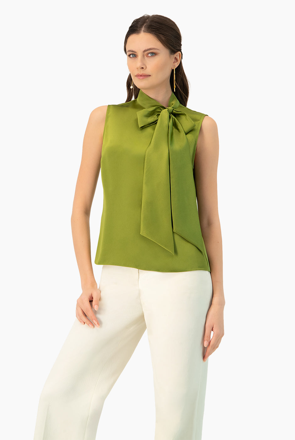 Blusa verde sin mangas con cinta en el cuello