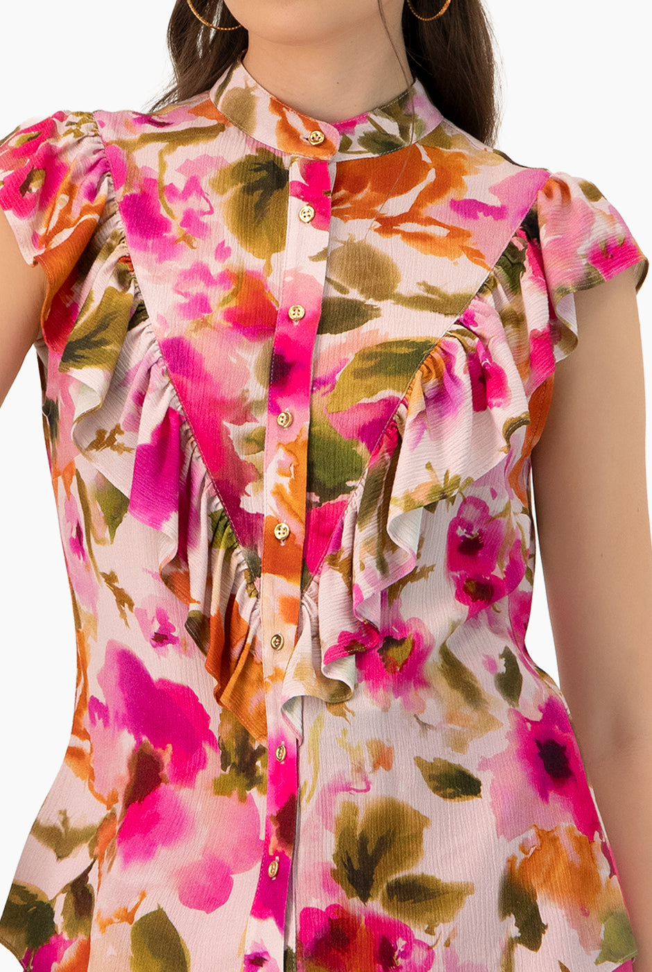 Blusa estampada multicolor sin mangas con olan y cuello alto