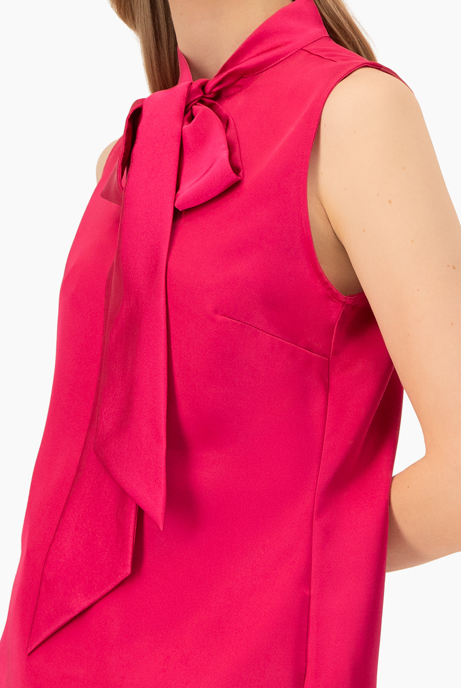 Blusa fucsia sin mangas con cuello lazo de Ivonne