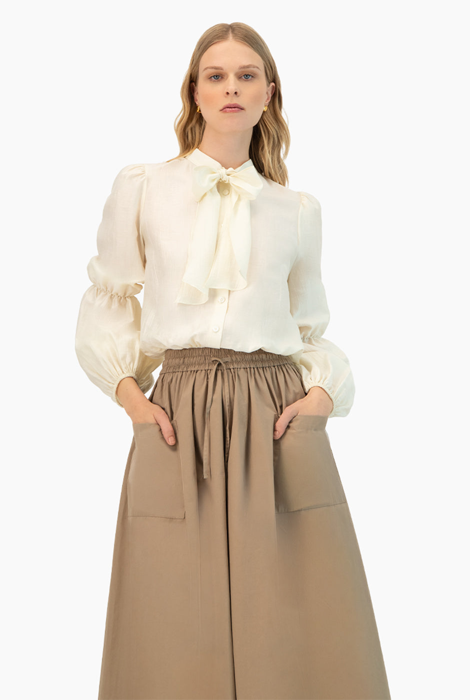Blusa marfil con cinta en cuello y mangas largas