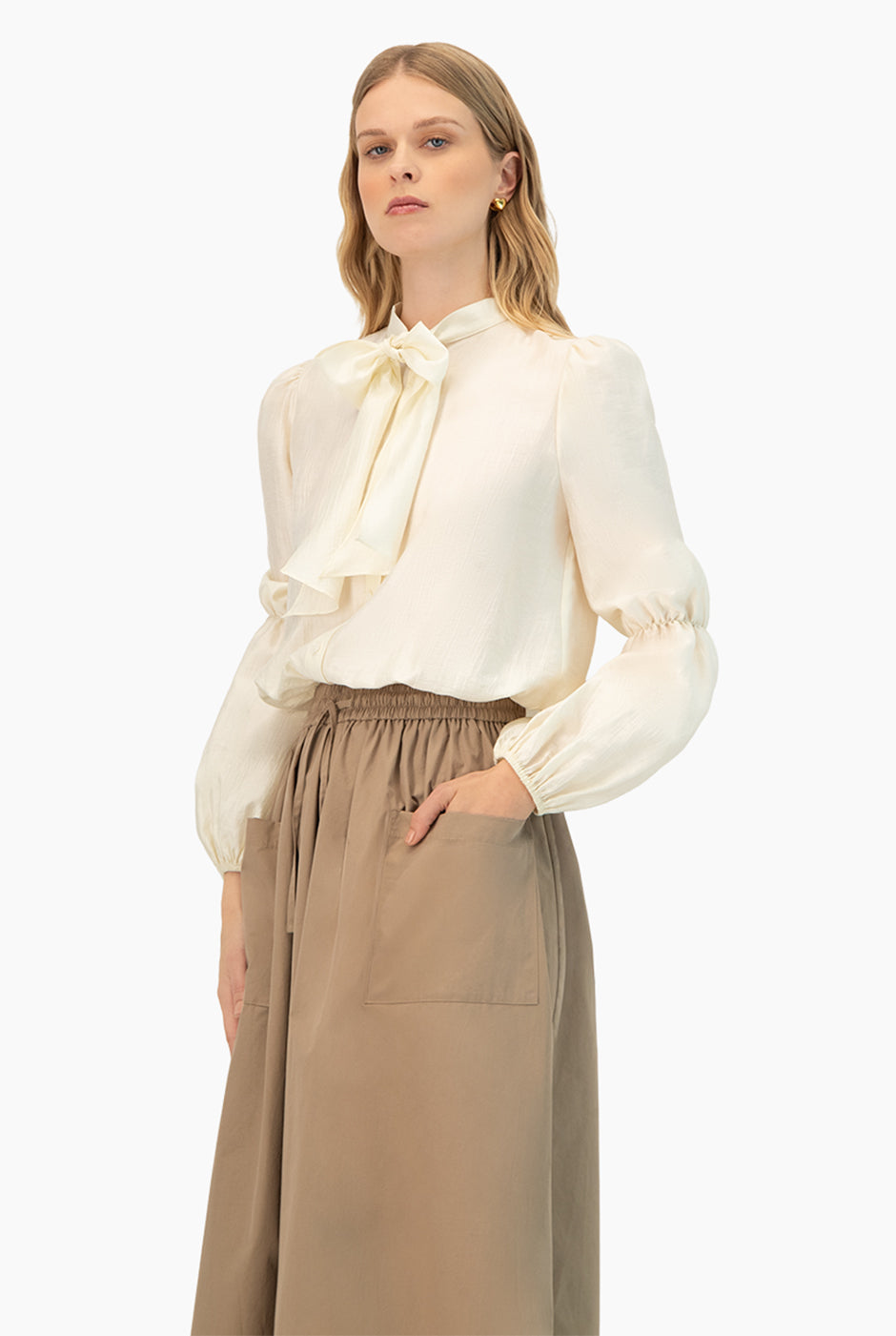 Blusa marfil con cinta en cuello y mangas largas