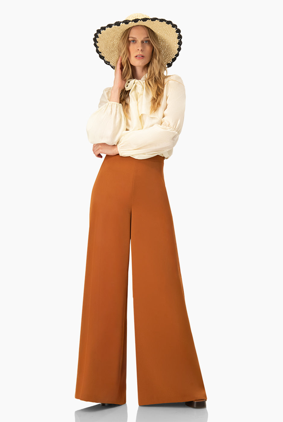 Blusa marfil con cinta en cuello y mangas largas