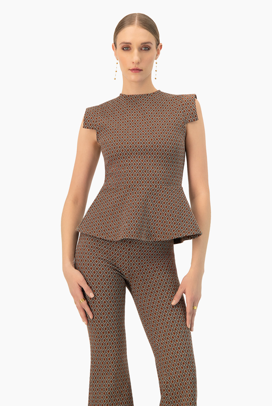Blusa peplum café con estampado geométrico y manga simulada