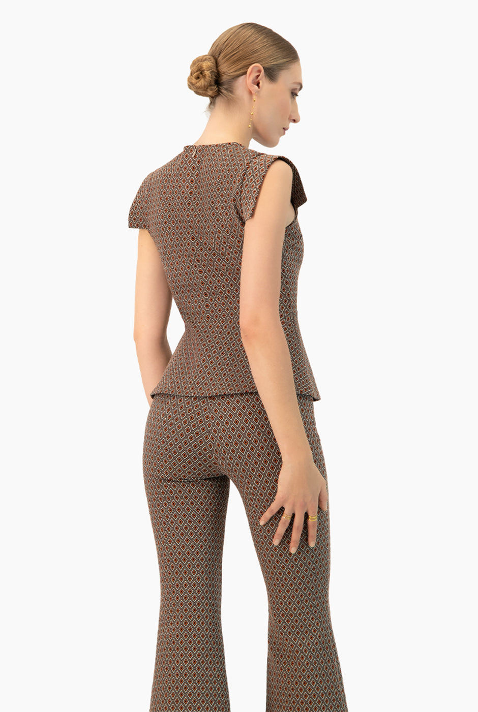 Blusa peplum café con estampado geométrico y manga simulada