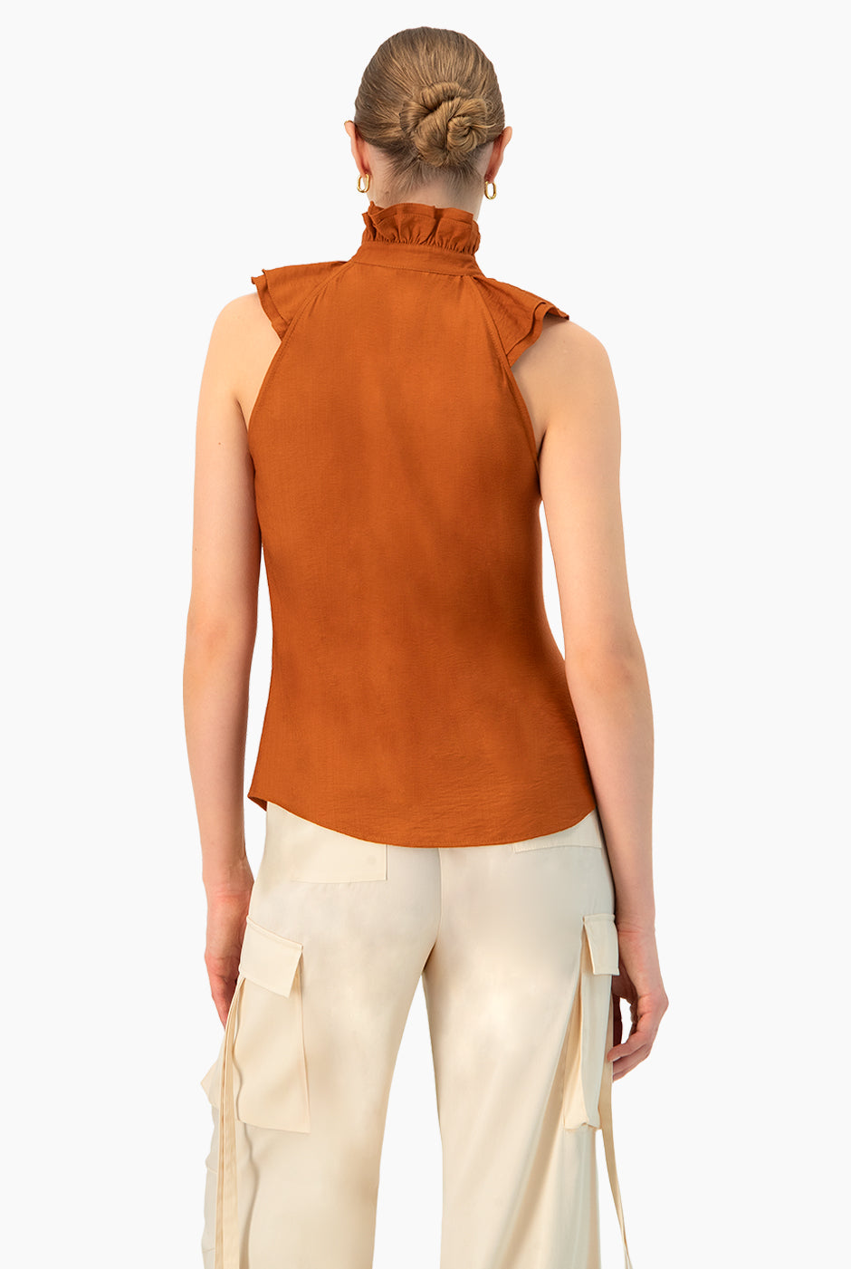 Blusa café sin mangas con cuello alto y botones