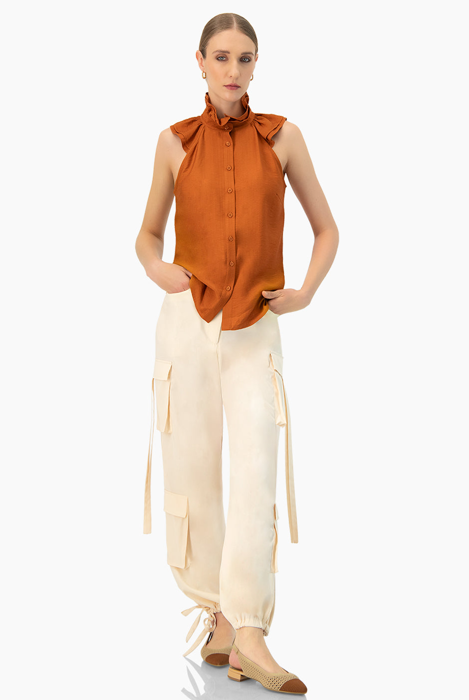 Blusa café sin mangas con cuello alto y botones