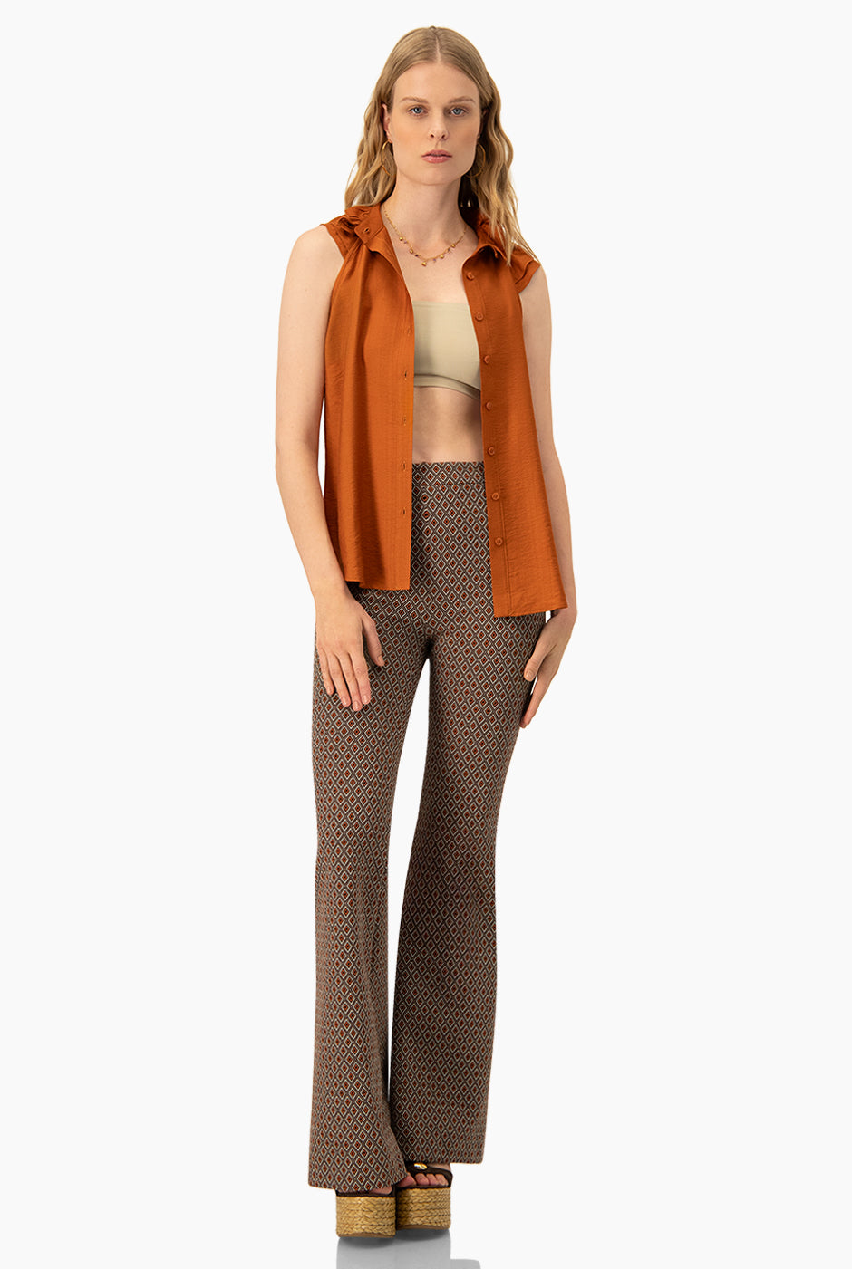 Blusa café sin mangas con cuello alto y botones
