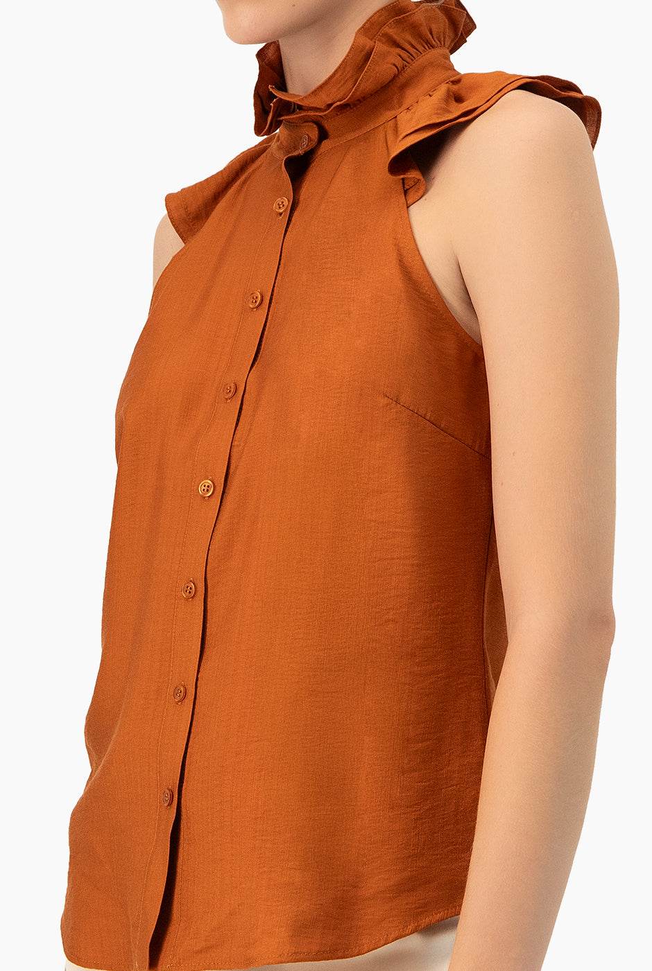 Blusa café sin mangas con cuello alto y botones