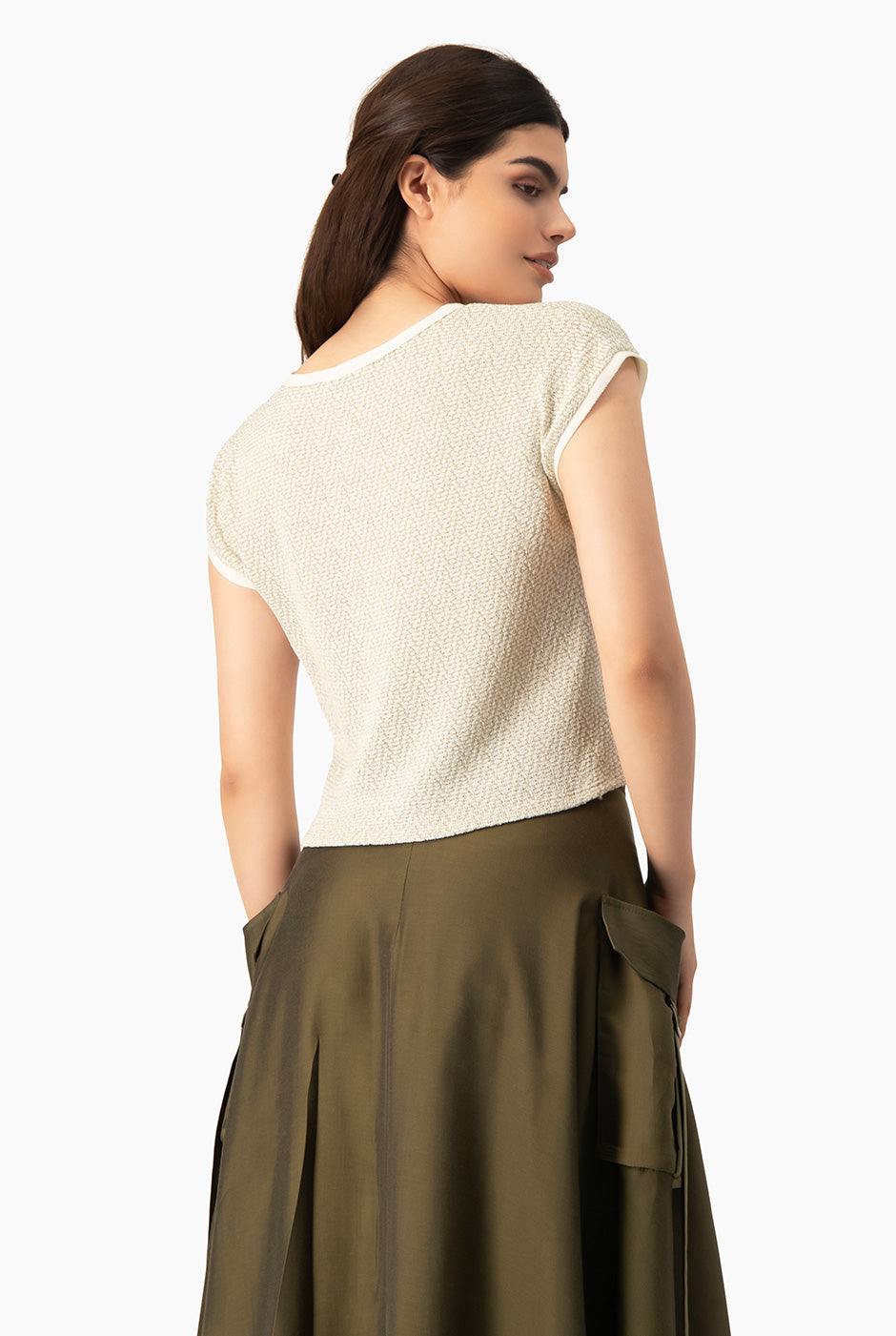 Blusa dorada tejida con patrón zigzag y hombro caído