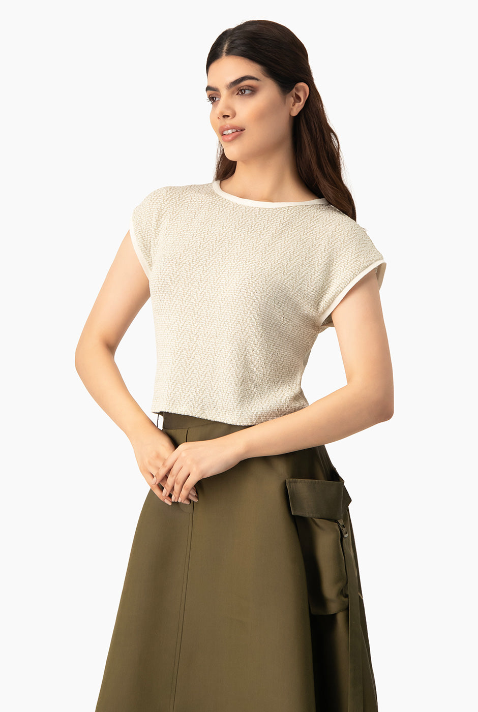 Blusa dorada tejida con patrón zigzag y hombro caído