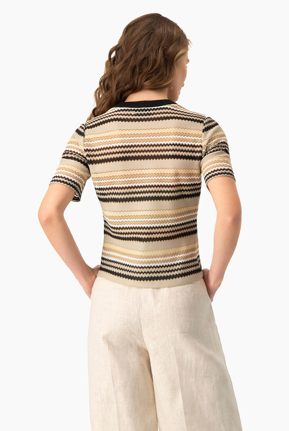 Blusa recta beige con estampado zigzag y mangas cortas