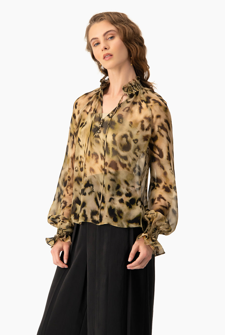 Blusa verde olivo con estampado animal print, cuello alto y mangas largas