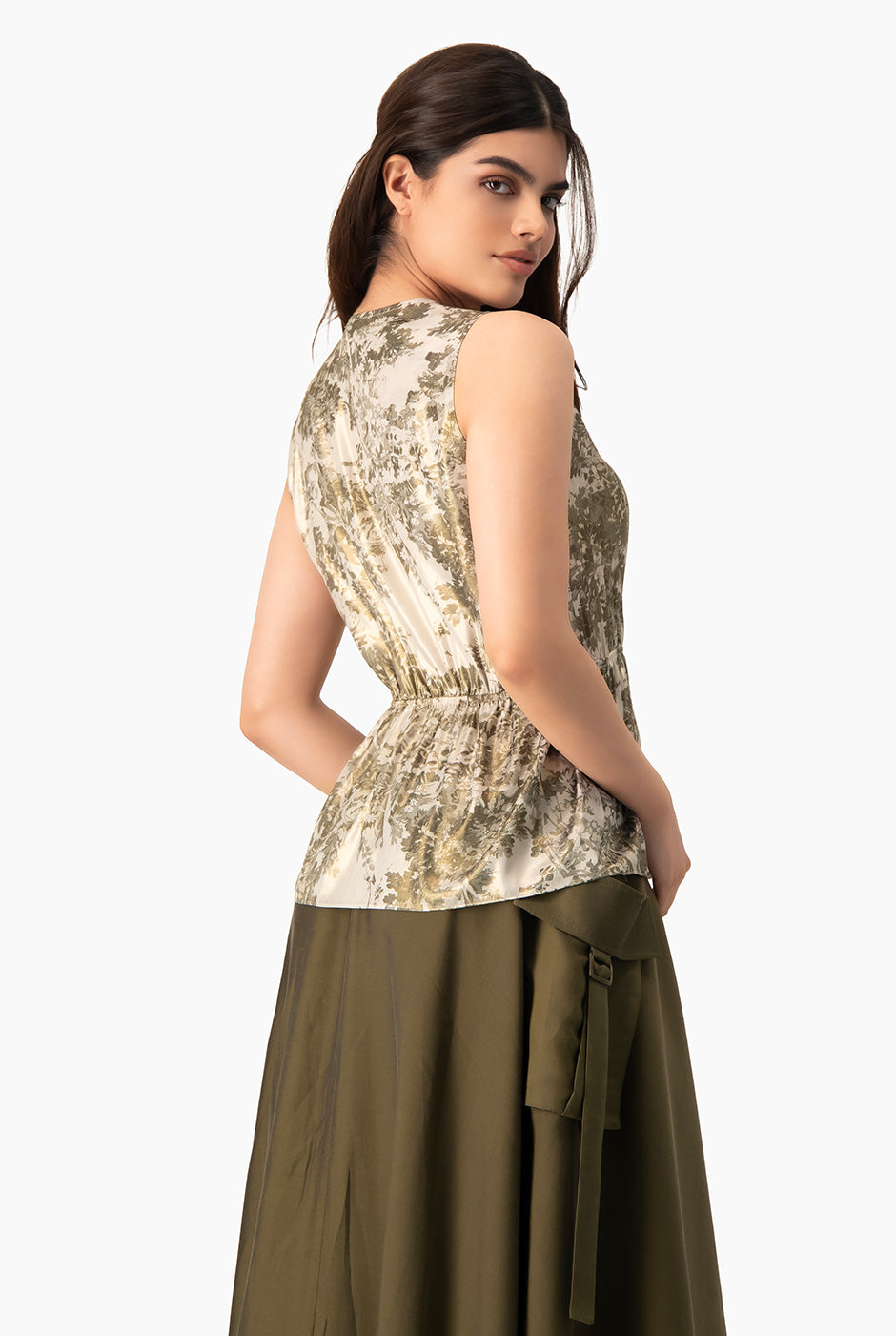 Blusa verde olivo con estampado floral y escote en V