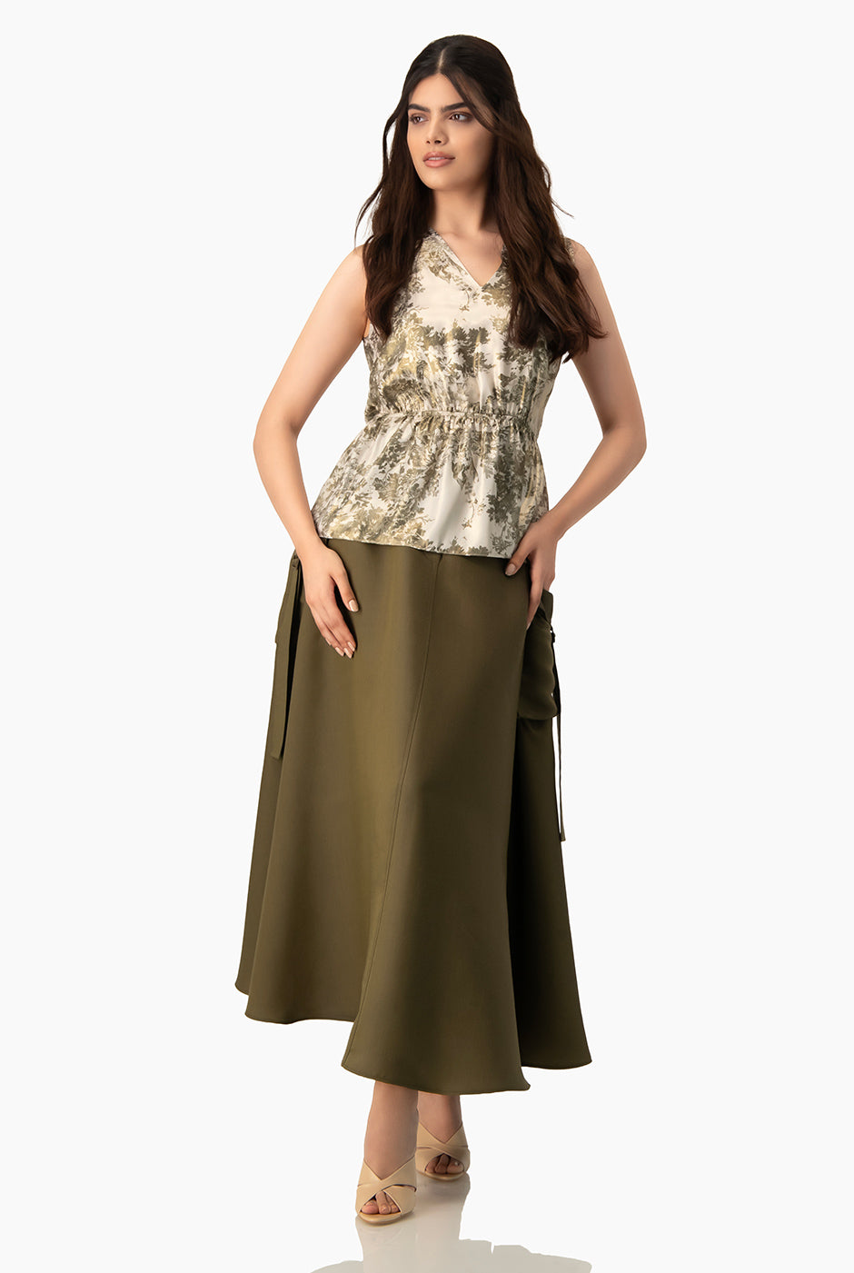 Blusa verde olivo con estampado floral y escote en V