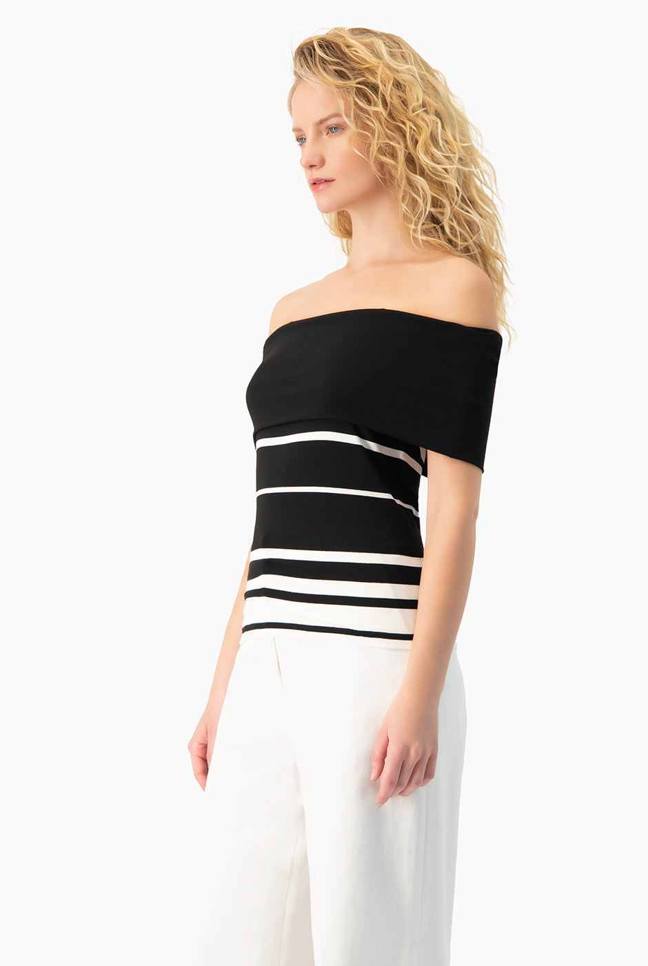 Blusa negra sin mangas con escote bardot y rayas