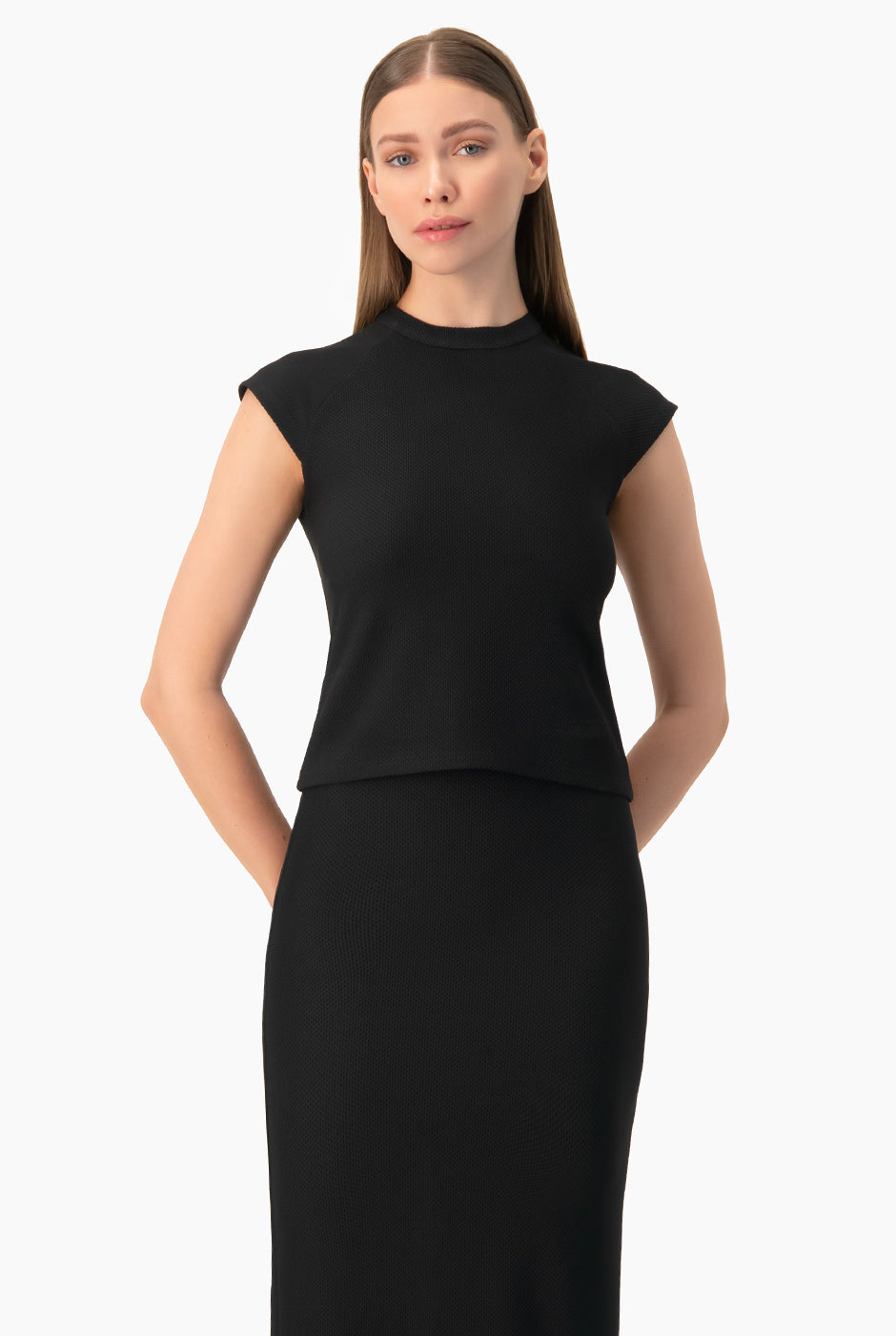 Blusa negra con cuello alto y manga ranglan elegante