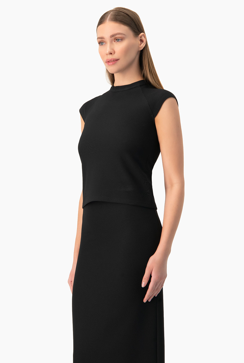 Blusa negra con cuello alto y manga ranglan elegante