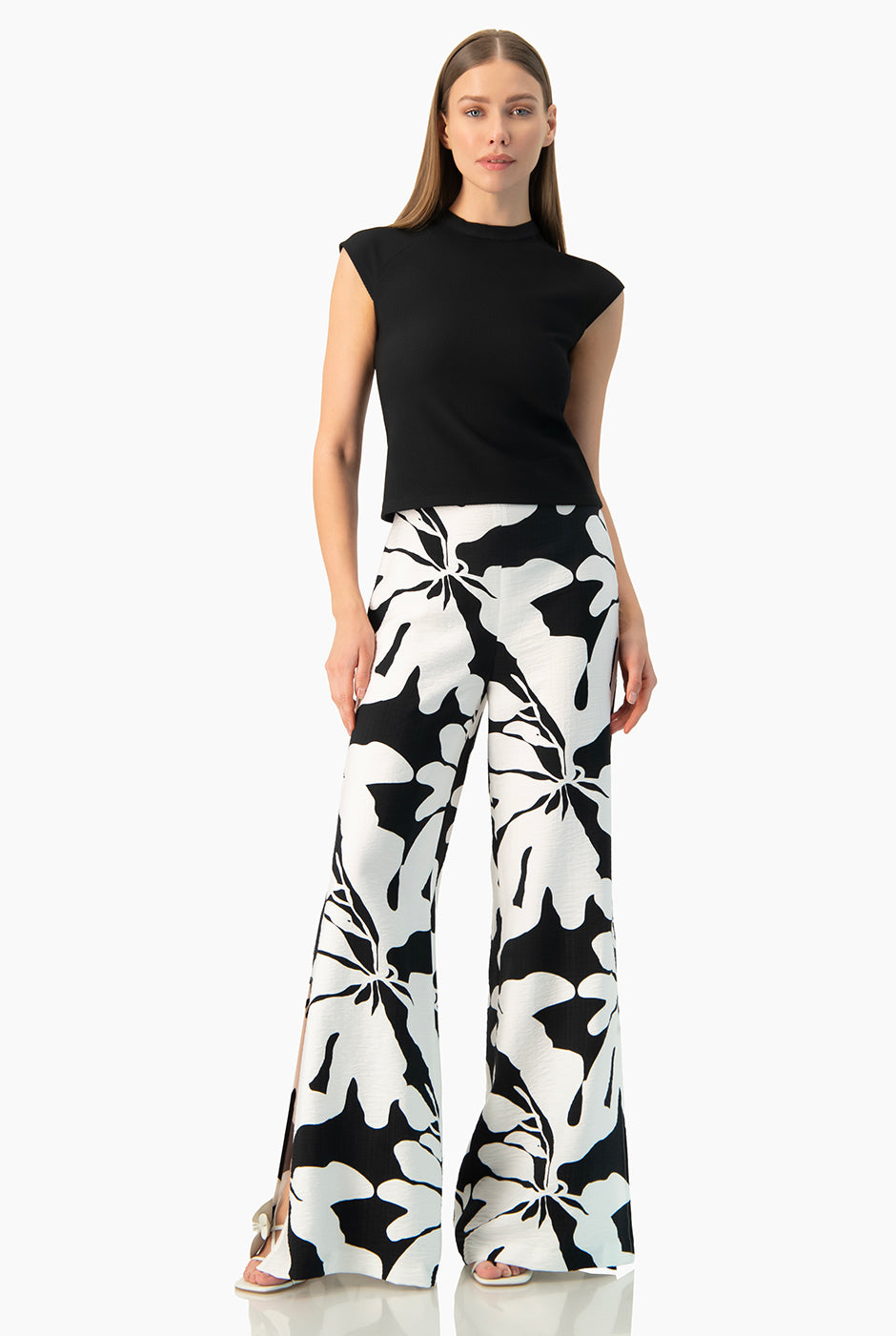 Blusa negra con cuello alto y manga ranglan elegante