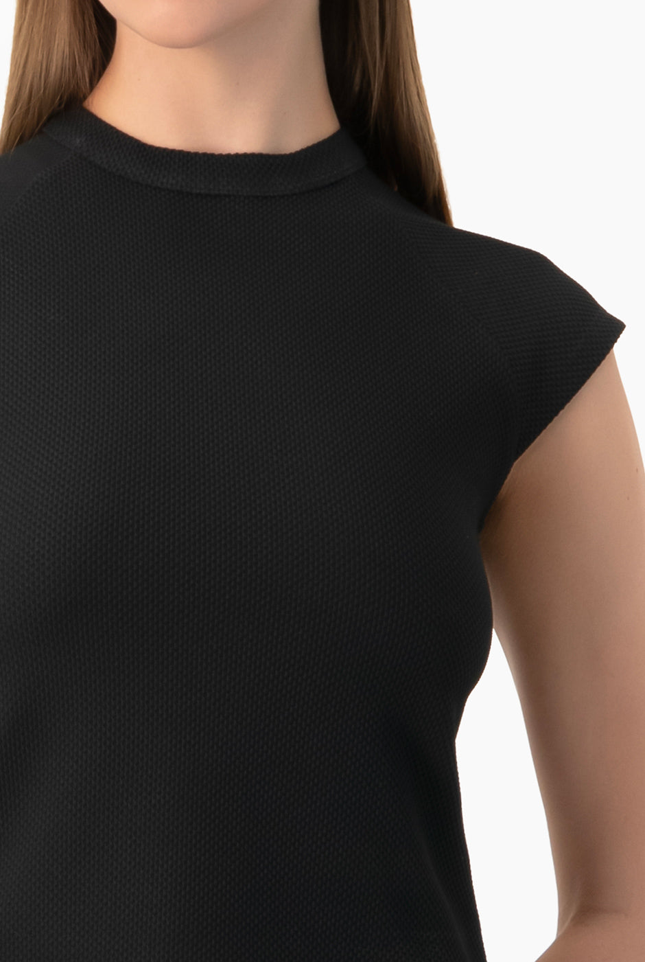 Blusa negra con cuello alto y manga ranglan elegante