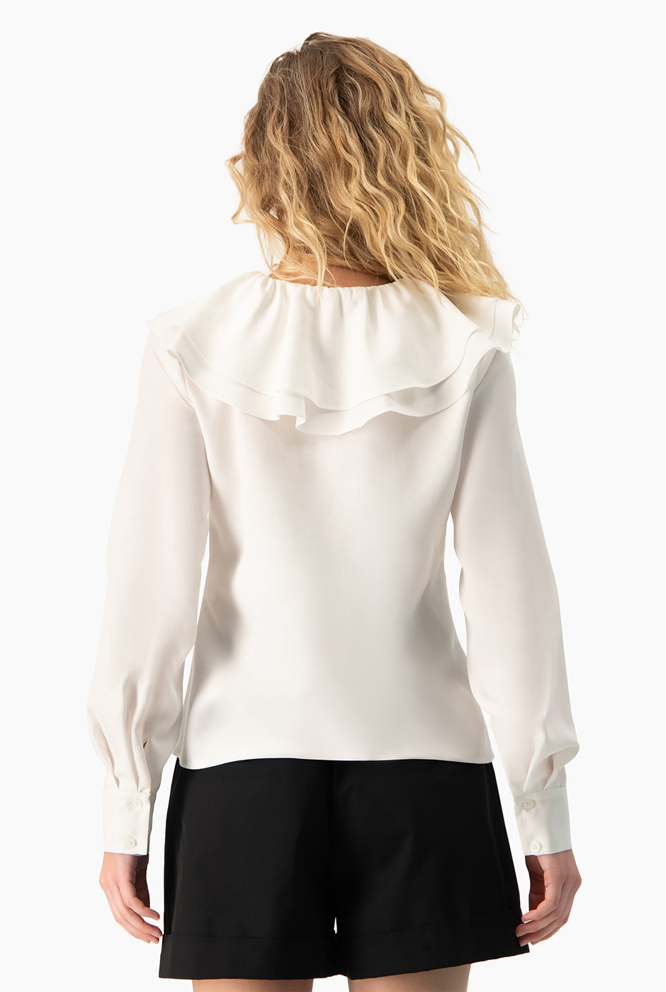 Blusa blanca de manga larga con escote en V y volantes